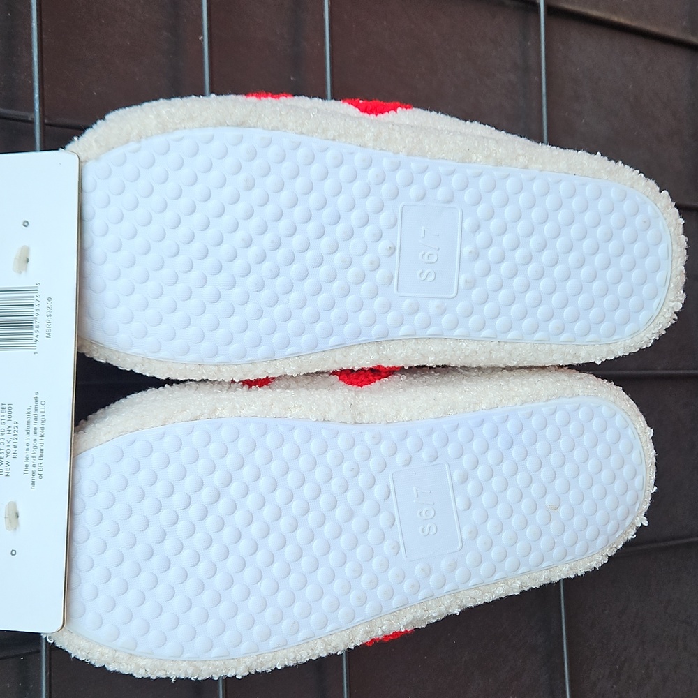NEW WITH TAGS Kensie Size 6/7 Ivory Red Strawberries Fuzzy Memory Foam Slippers - Picture 6 of 17